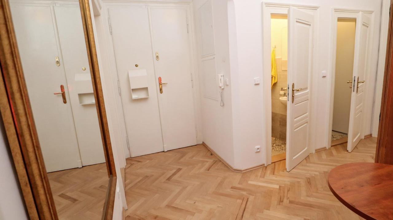 Room & Parking Assistance Prague Exterior photo