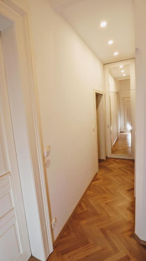 Room & Parking Assistance Prague Exterior photo