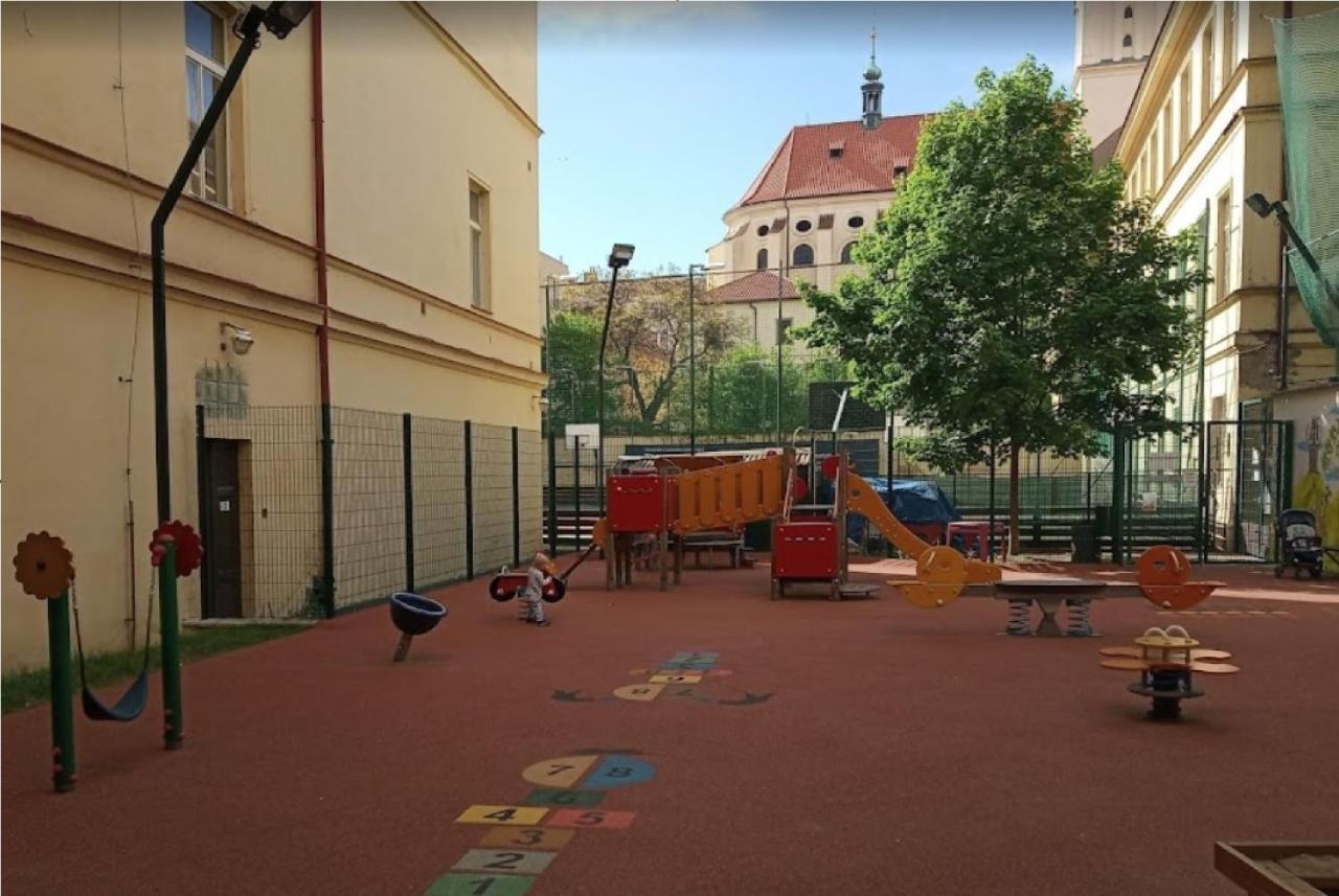 Room & Parking Assistance Prague Exterior photo